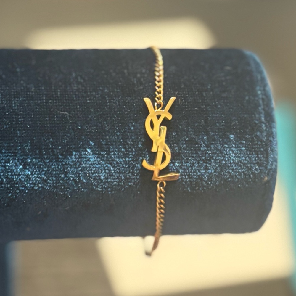 🔥🔥FINALLY PRICE DROP🔥🔥
Gold Chain Bracelet with Charm